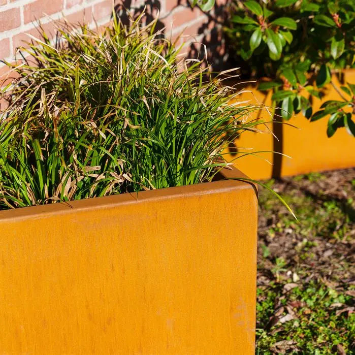 Maceta triangular de acero corten de 60 x 60 x 40 cm