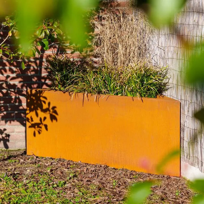 Maceta triangular de acero corten de 100 x 100 x 60 cm
