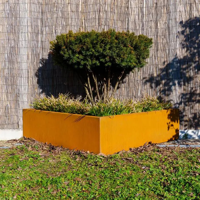 Jardinière triangulaire en acier Corten 180 x 180 x 40 cm