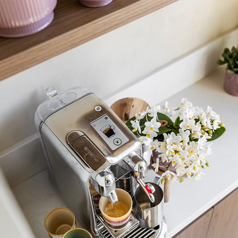 Kolibri Orchids | Witte Nazaré orchidee + Horizon sierpot wit – potmaat Ø9cm
