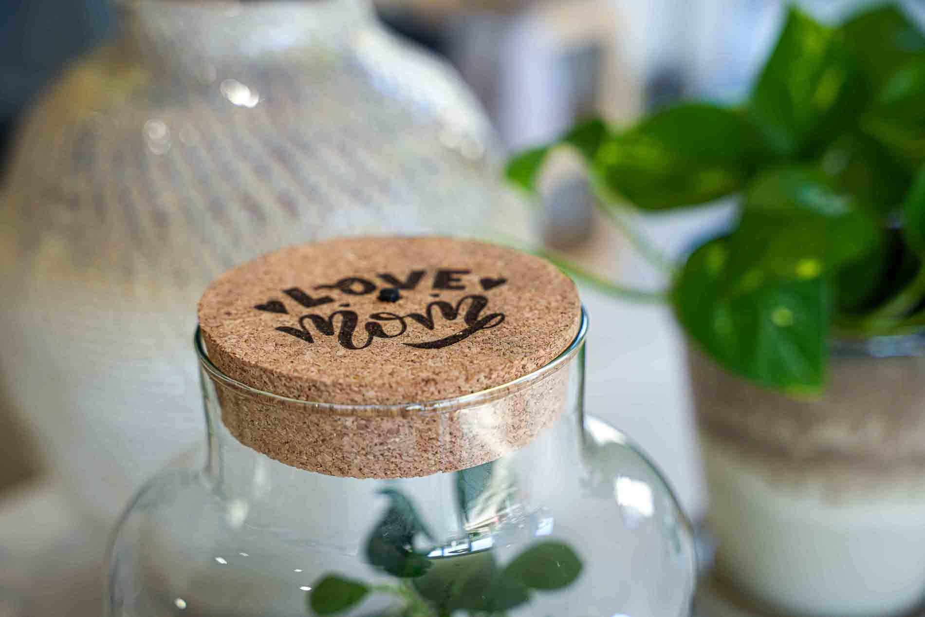 LOVE MOM' terrarium Little Milky + gegraveerde kurk met licht - Fles terrarium DIY kit - Ø 17 cm ↑ 25 cm - Moederdag
