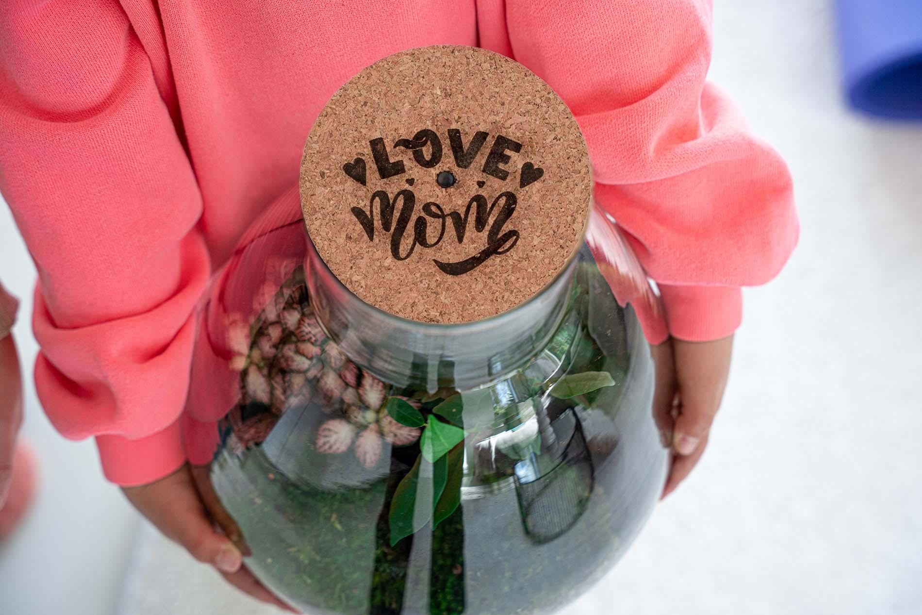 LOVE MOM' terrarium Sam + gegraveerde kurk met licht - Fles terrarium DIY kit - Ø 24.5 cm ↑ 30 cm - Moederdag